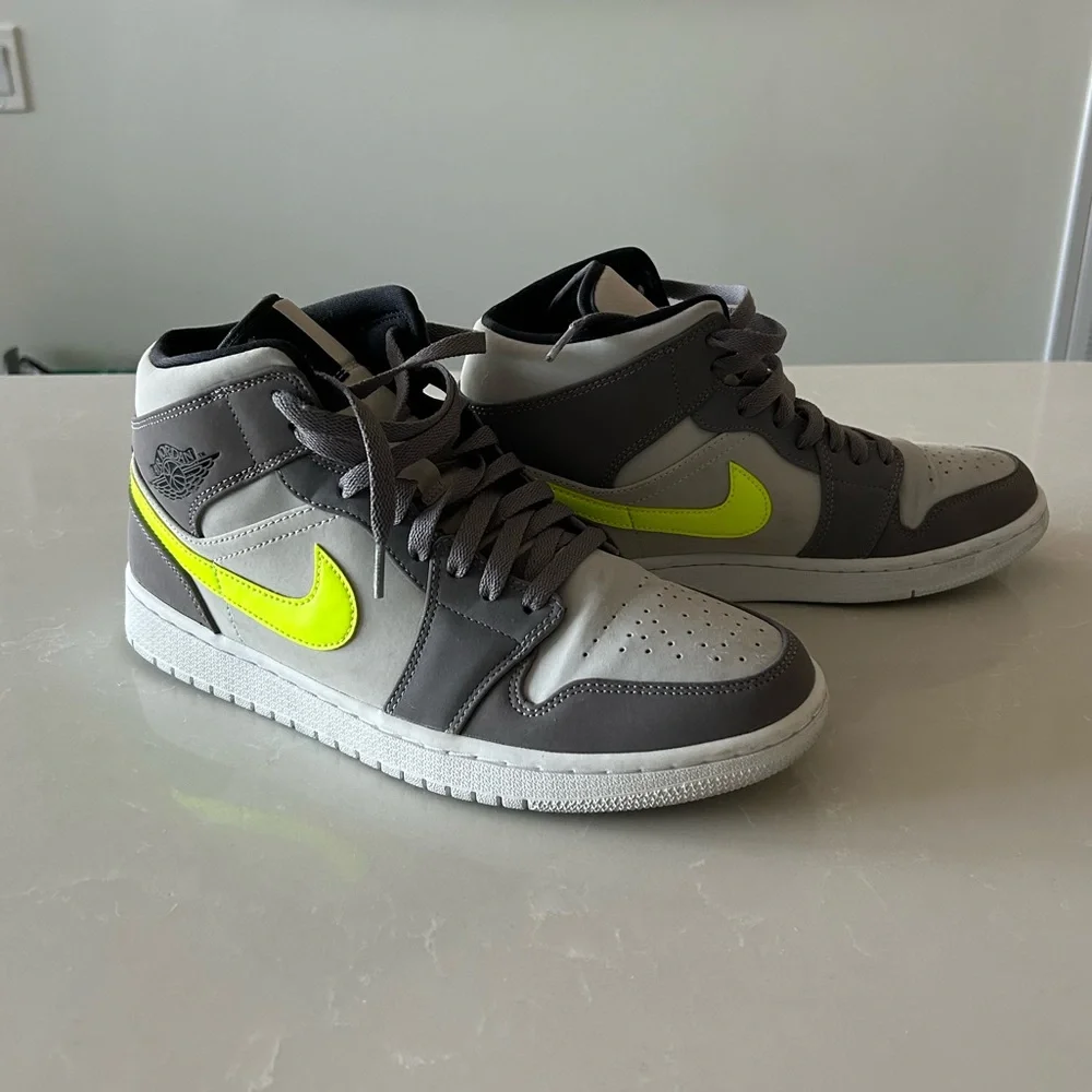 NIKE Air Jordan 1 Mid 'Gunsmoke Volt' - Picture 7 of 12